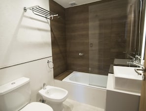 Sadesuihkupää, ilmaiset hygieniatuotteet, hiustenkuivaaja, kylpytakit