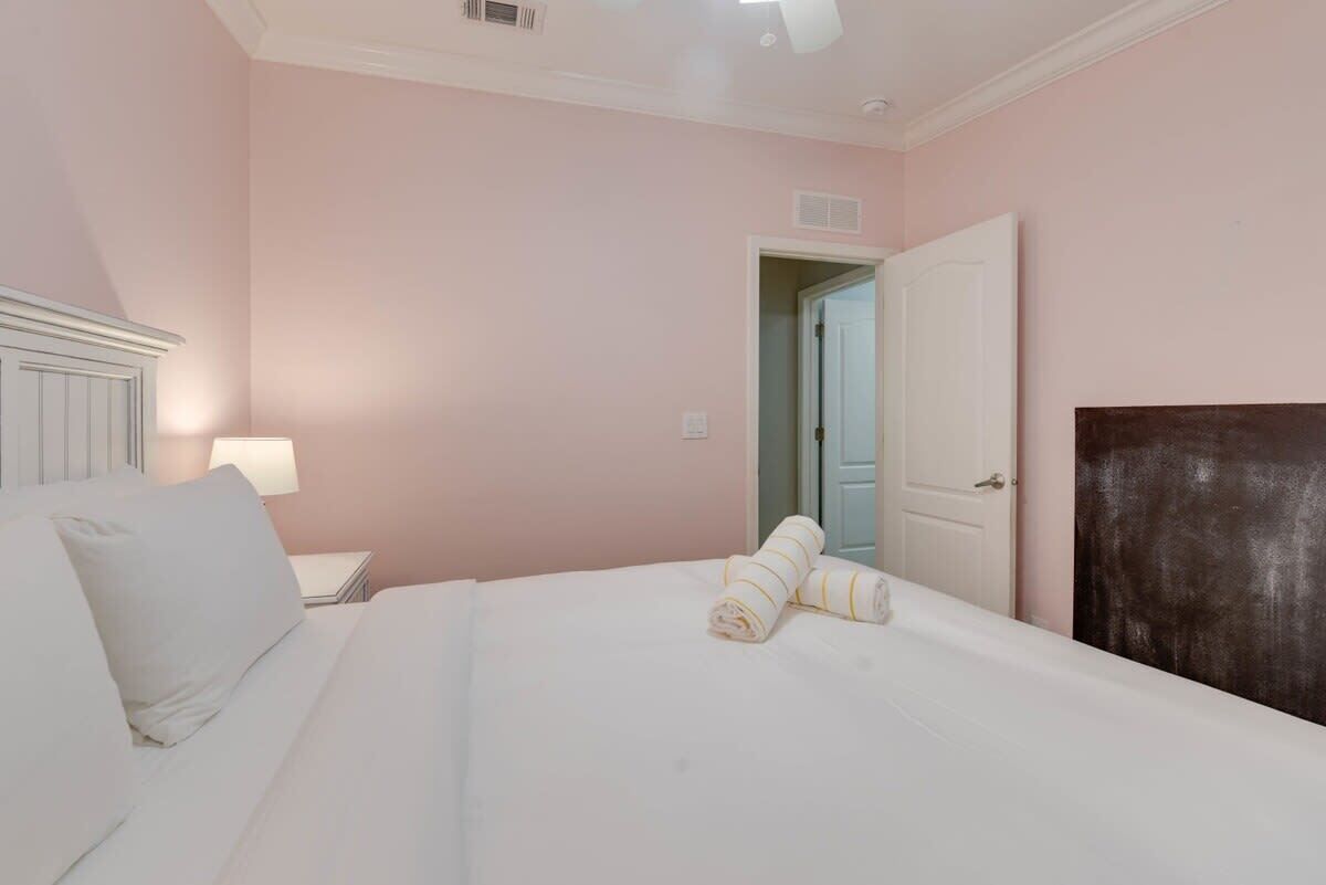 3 bedrooms, desk, iron/ironing board, WiFi