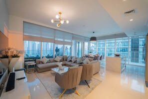 Smart TV - WORLD CLASS | 3BR | Dubai Marina & Palm View (Dubai Harbour)