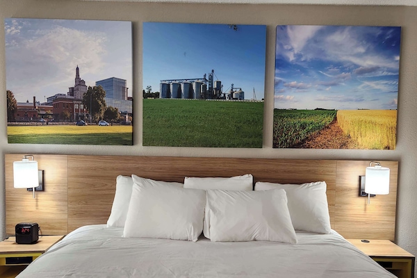 Suite, 1 Bedroom, Non Smoking (1 King Bed) | Individually decorated, individually furnished, desk, laptop workspace