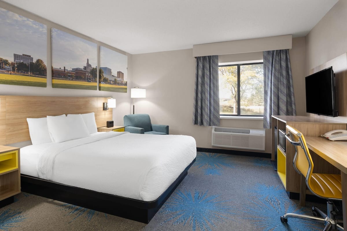 Zimmer, 1 Queen-Bett, barrierefrei, Nichtraucher (Mobility, Tub w/Grab Bars) | Individuell dekoriert, individuell eingerichtet, Schreibtisch