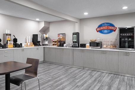 Free daily continental breakfast . Days Inn By Wyndham Davenport