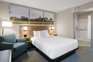 Room, 1 Queen Bed, Accessible, Non Smoking (Mobility, Roll-in Shower) | Individually decorated, individually furnished, desk, laptop workspace - Days Inn By Wyndham Davenport (Davenport)