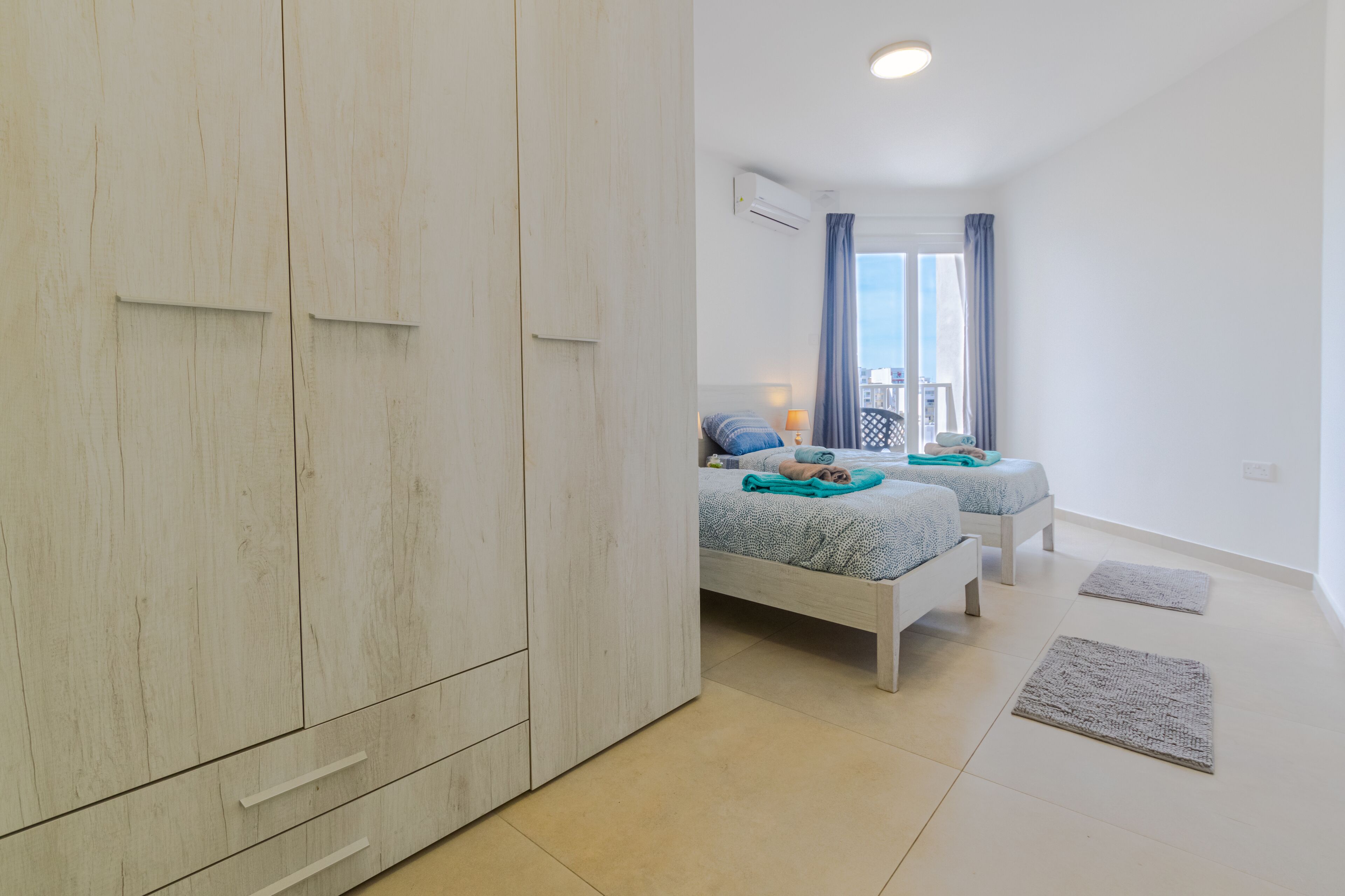 3 slaapkamers, een strijkplank/strijkijzer, wifi, beddengoed