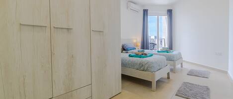 3 slaapkamers, een strijkplank/strijkijzer, wifi, beddengoed