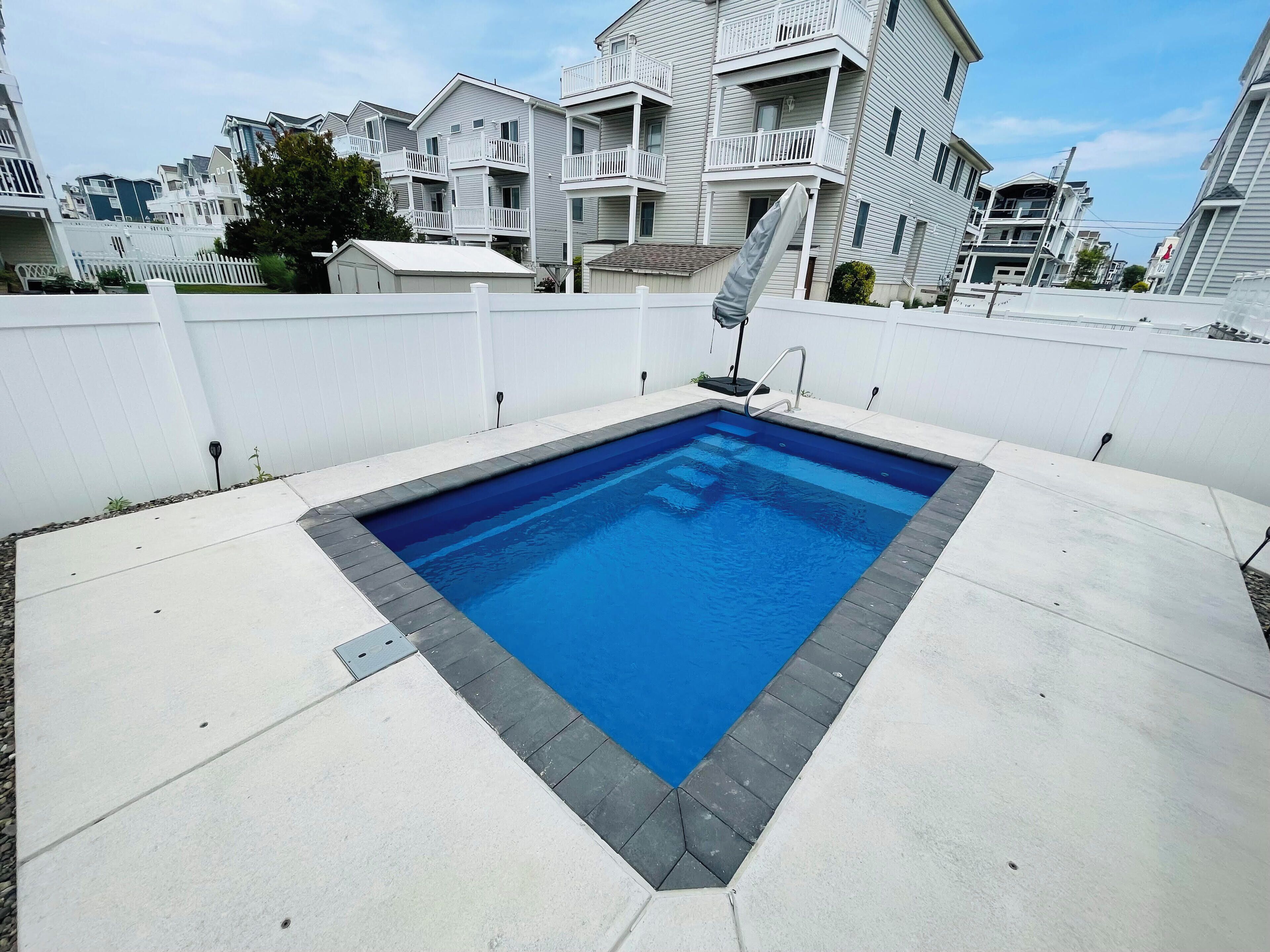 Pool, 1 Block to Beach