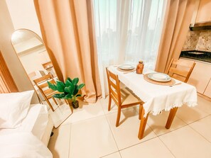 1 bedroom, WiFi, bed sheets - Cozy 1-bedroom condo in Makati with Pool, Gym, Sauna, WiFi, AC, and Netflix (Makati)