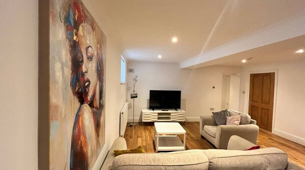 Apartamento empresarial | Área de estar | TV de tela plana