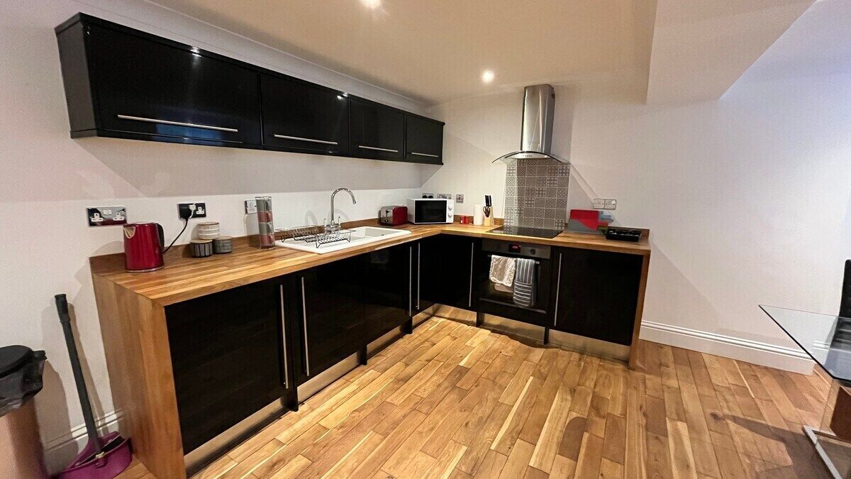 Apartamento Business | Cocina compartida | Frigorífico grande, microondas, horno y placa de cocina