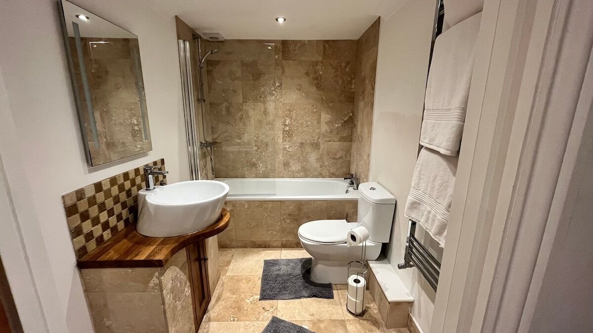 Business Apartment | Bathroom | Combined shower/bathtub, deep-soaking bathtub, hair dryer, towels