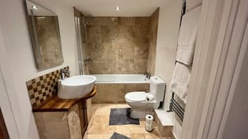 Business Apartment | Bathroom | Combined shower/bathtub, deep-soaking bathtub, hair dryer, towels