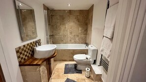 Business-Apartment | Badezimmer | Duschwanne, Komfortbadewanne, Haartrockner, Handtücher