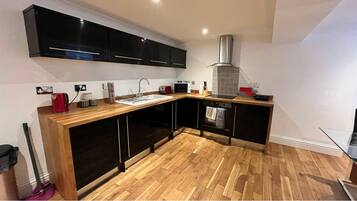 Business Apartment | Private kitchen | Full-sized fridge, microwave, oven, stovetop