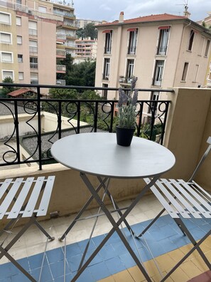 Outdoor dining - Le Logis Doré (Menton)