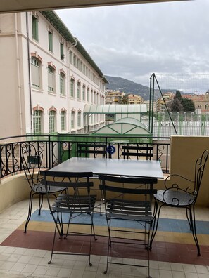 Outdoor dining - Le Logis Doré (Menton)