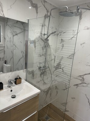 Shower, hair dryer, towels, soap - Le Logis Doré (Menton)