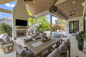 تناول الطعام بالخارج