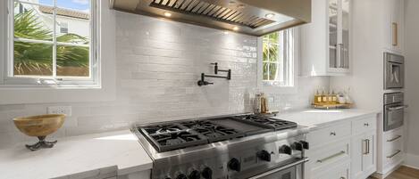 Frigorifero, microonde, forno, piano cottura