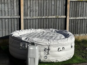 House | Outdoor spa tub