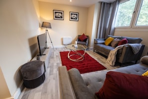 Apartment | Living area | TV - 3bed Apt -city-8guests-freeparking-fastwifi (London)