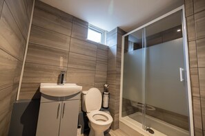 Apartment | Bathroom | Shower, hair dryer, towels, toilet paper - 3bed Apt -city-8guests-freeparking-fastwifi (London)