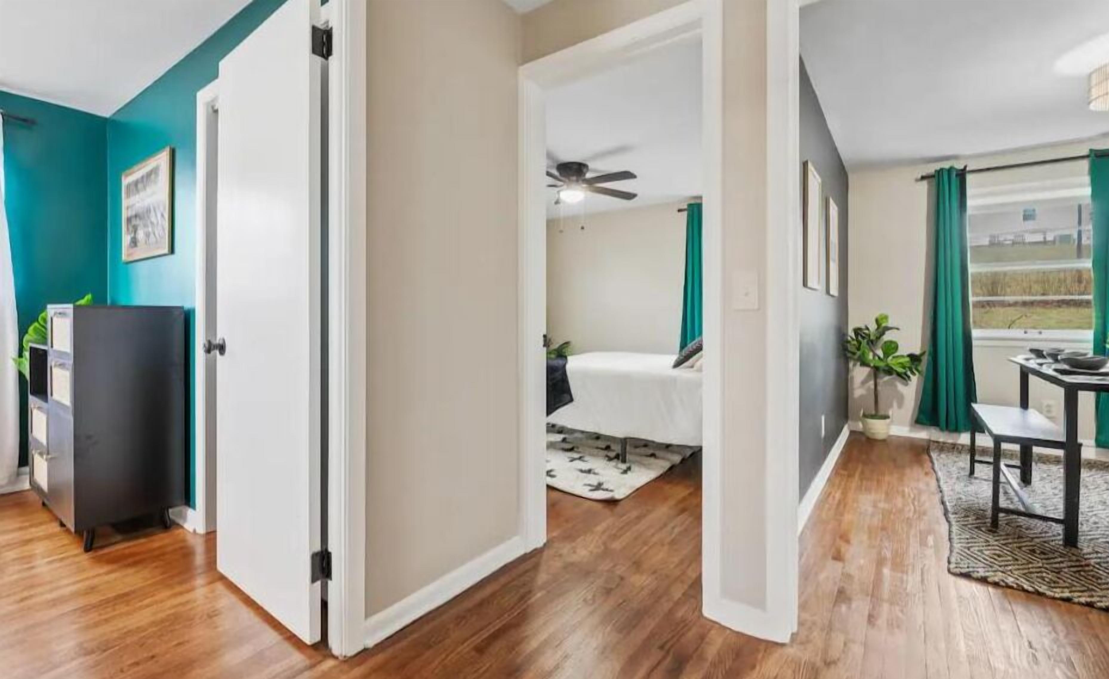 2 soverom, skrivebord, strykejern/-brett og reiseseng for barn