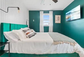 2 habitaciones, escritorio y tabla de planchar con plancha 