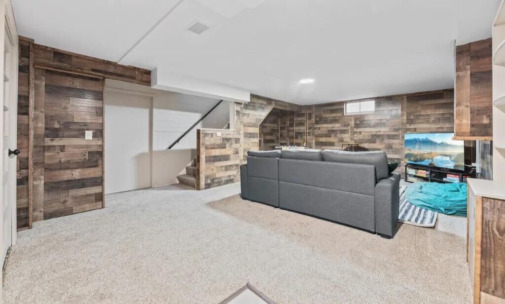 スマートテレビ、テーブルサッカー台、書庫