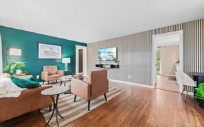 Smart TV, futbolito y libros 