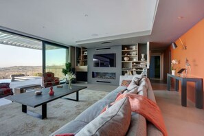 Smart-TV, peis, DVD-spiller og bøker