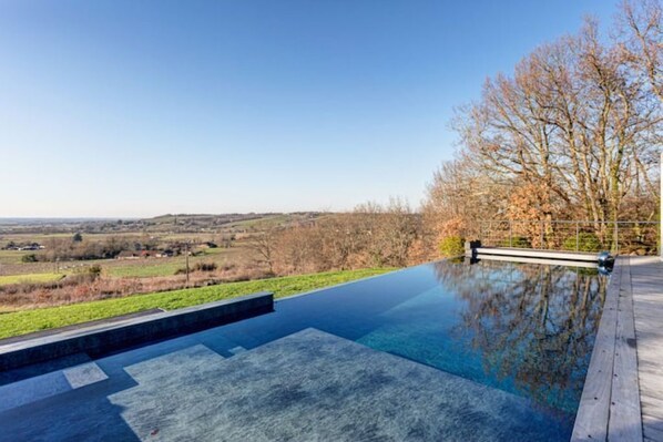 حمّام سباحة خارجي، حمّام سباحة مُدفَّأ