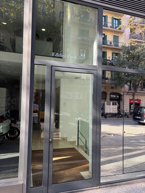 Exterior detail - BC0CR054PR - Calle Paris Super Stylish 5-4 (Barcelona)