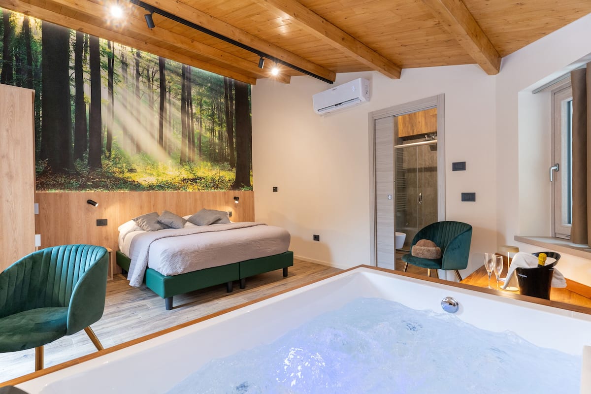ห้องเอ็กซ์คลูซีฟสวีท, วิวสวน | ผ้าปูที่นอน Frette จากอิตาลี, เครื่องนอนระดับพรีเมียม, ผ้านวมขนเป็ด