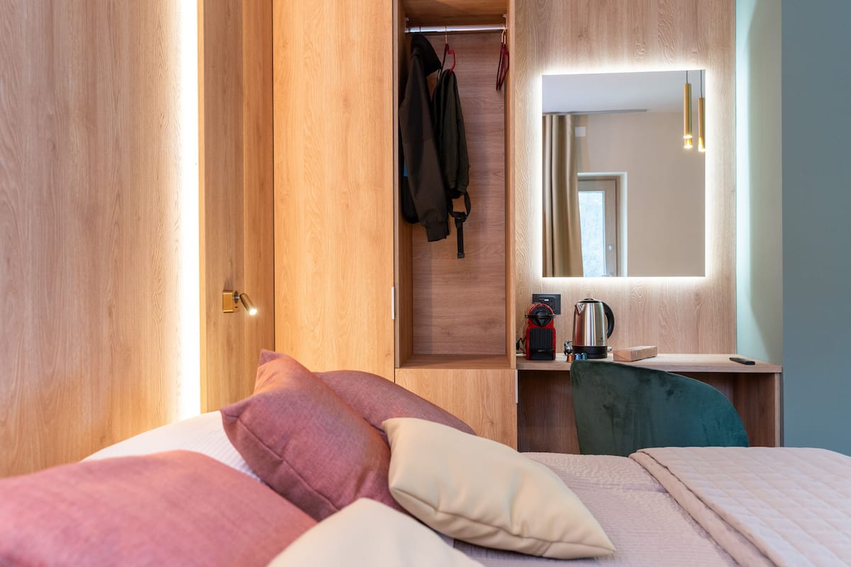 ห้องลักซ์ชัวรี่สวีท, วิวสวนหย่อม | ผ้าปูที่นอน Frette จากอิตาลี, เครื่องนอนระดับพรีเมียม, ผ้านวมขนเป็ด
