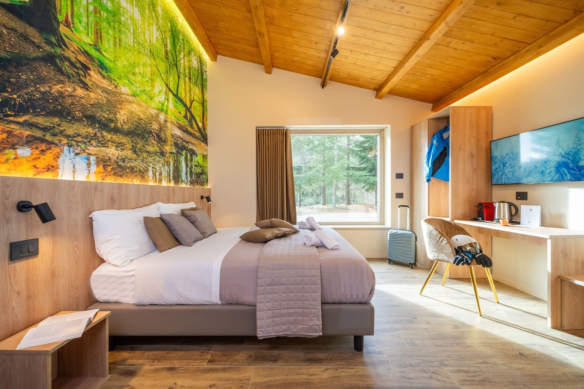 ห้องดีลักซ์สวีท, วิวสวนหย่อม | ผ้าปูที่นอน Frette จากอิตาลี, เครื่องนอนระดับพรีเมียม, ผ้านวมขนเป็ด