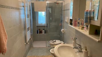 Dusche, Haartrockner, Bidet