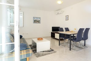 Dining - Apartment ANETTE with sea view, Groundfloor, 300m from the the beach (Ravni)