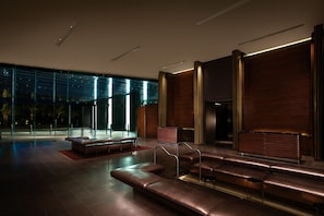 Interior - 50th Floor High rise with 180° Strip Views + Open Balcony - No Resort Fees (Las Vegas)