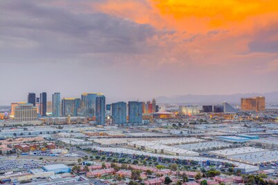 Luxury Studio, Strip Views on the 50th floor, Open Balcony NO RESORT FEE