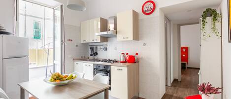 Fridge, oven, stovetop, electric kettle