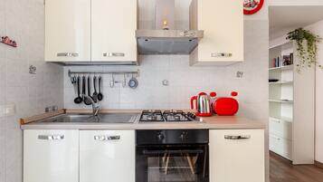 Frigorifero, forno, piano cottura, bollitore elettrico