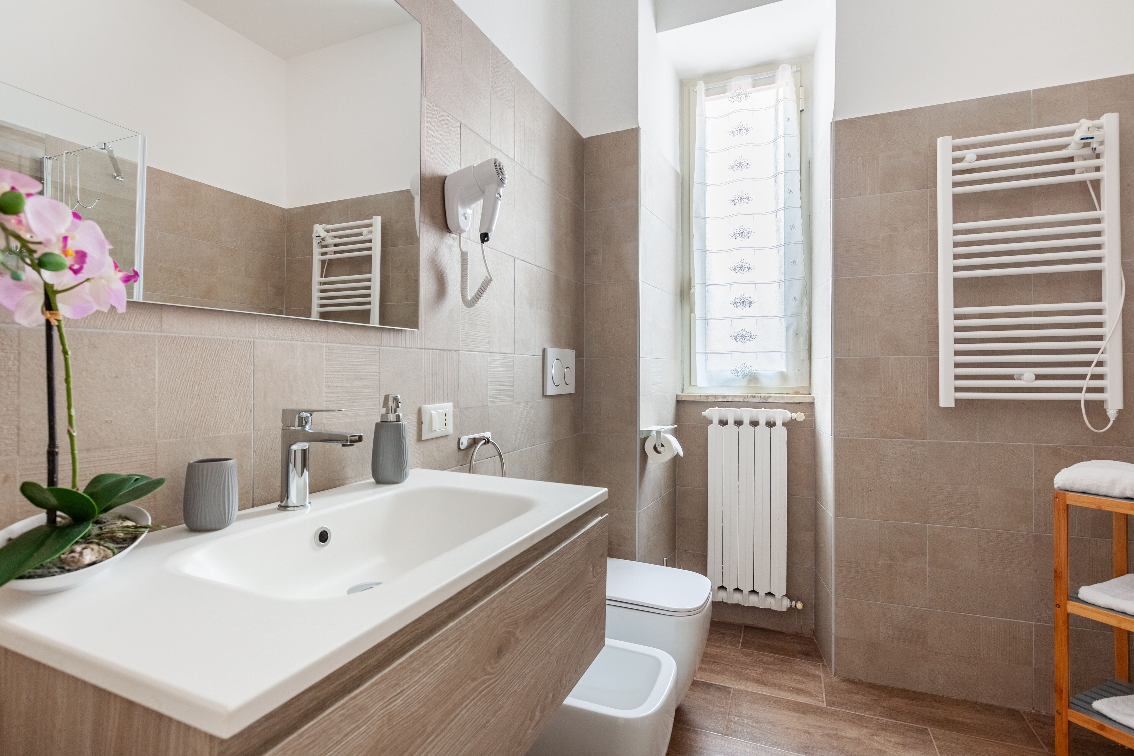 Shower, hair dryer, bidet, towels