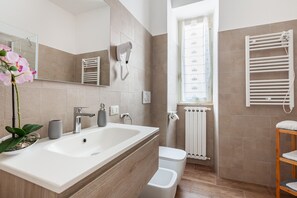 Dusche, Haartrockner, Bidet, Handtücher