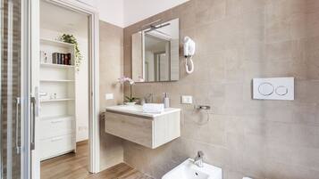 Doccia, asciugacapelli, bidet, asciugamani