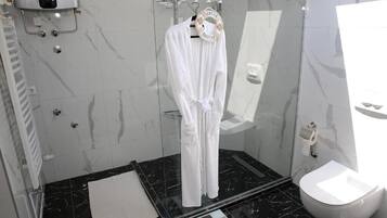 Chuveiro, secador de cabelo, toalhas de banho, sabonete