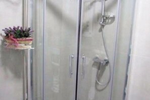 Dusche, Haartrockner, Handtücher, Seife