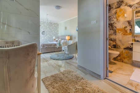 Shower, free toiletries, hair dryer, bathrobes. Bungalow Lux