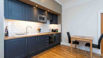 Executive Apartment | Private kitchen | Full-sized fridge, microwave, oven, stovetop