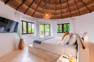 Ropa de cama de alta calidad, cubrecamas y minibar 