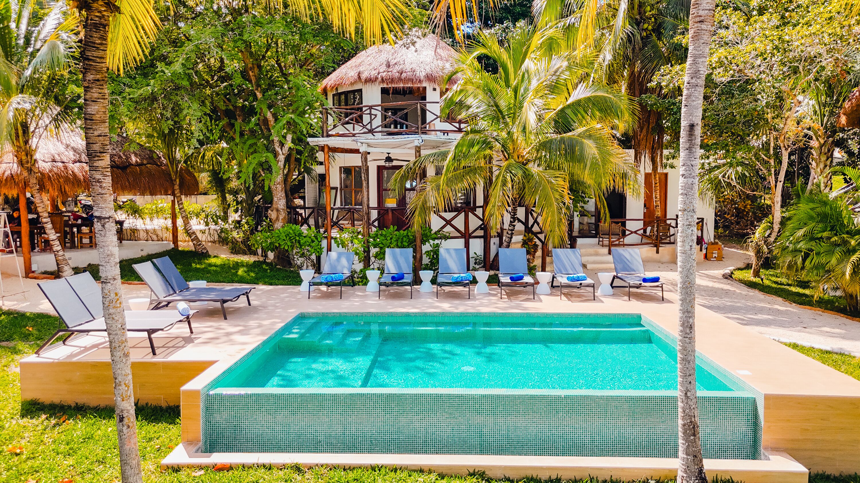 室外游泳池，池畔遮阳伞，日光浴躺椅